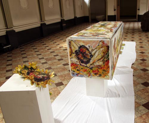 zonnebleomen, installatie man met zonnebloem,  mieke van zundert, beeld papiermach;e corso methode