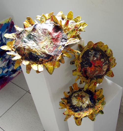 zonnebloemen,  mieke van zundert, beeld papiermach;e corso methode